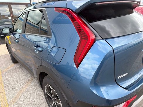 Used 2025 Kia Niro EX FWD image 9