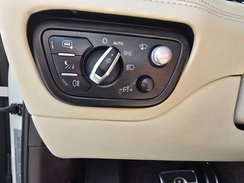 Used 2022 Bentley Bentayga AWD/4WD image 22