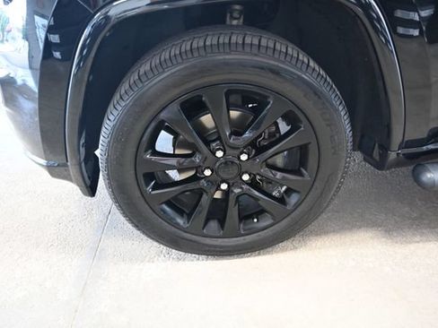 Used 2018 Jeep Grand Cherokee Altitude AWD/4WD image 32