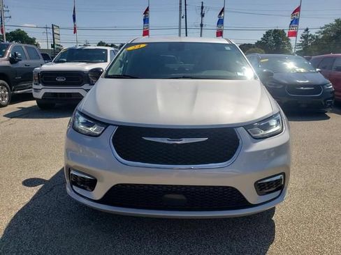 Used 2024 Chrysler Pacifica Touring-L FWD image 9