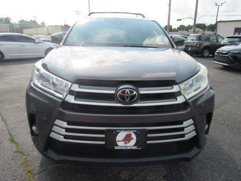 Used 2019 Toyota Highlander XLE AWD/4WD image 3