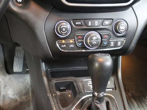 Used 2019 Jeep Cherokee Limited w/ Luxury Group FWD image 19