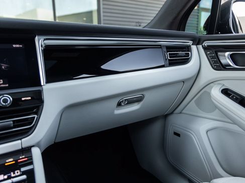 Certified 2024 Porsche Macan S AWD/4WD image 31