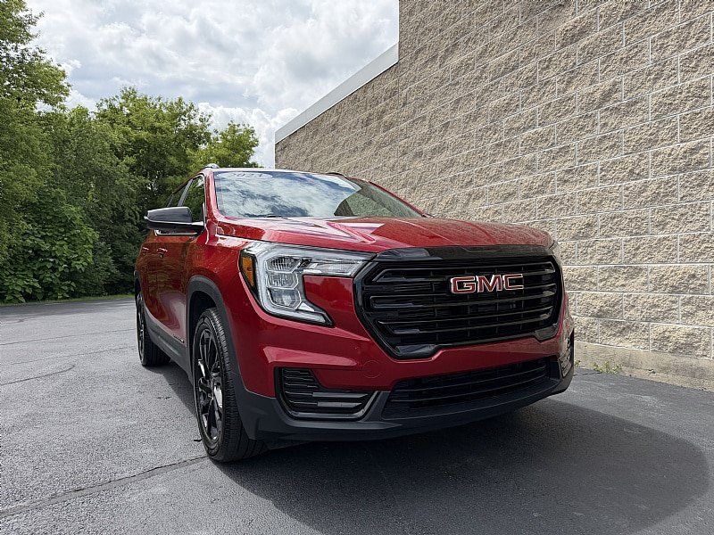Used 2023 GMC Terrain SLE w/ Driver Convenience Package FWD image 1