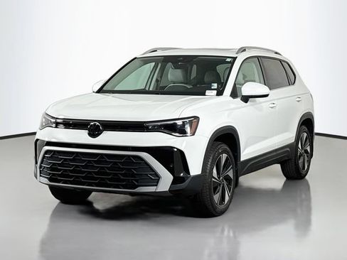 Certified 2025 Volkswagen Taos SE AWD/4WD image 3