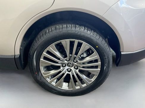Used 2022 Toyota Venza XLE AWD/4WD image 24
