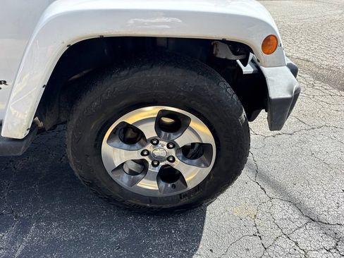 Used 2017 Jeep Wrangler Unlimited Sahara AWD/4WD image 6