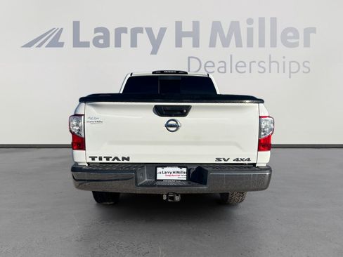 Used 2018 Nissan Titan SV image 4