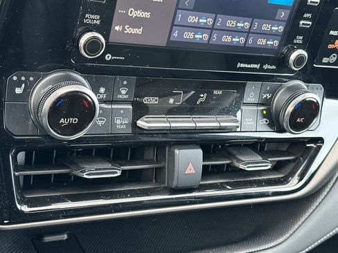 Used 2022 Toyota Highlander XLE image 23