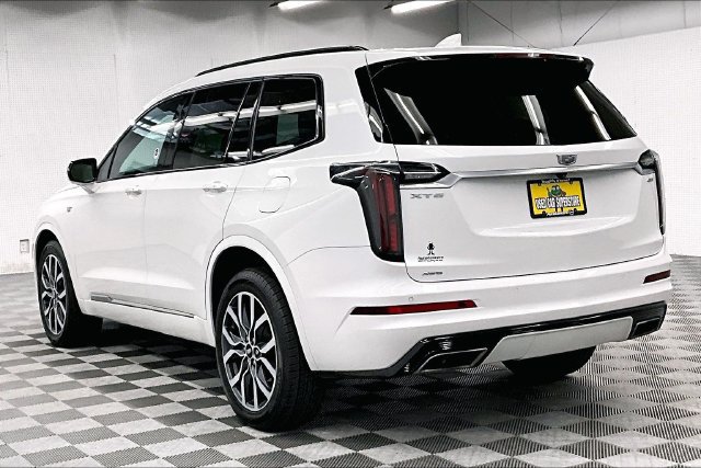 Used 2024 Cadillac XT6 Sport w/ Technology Package AWD/4WD image 2