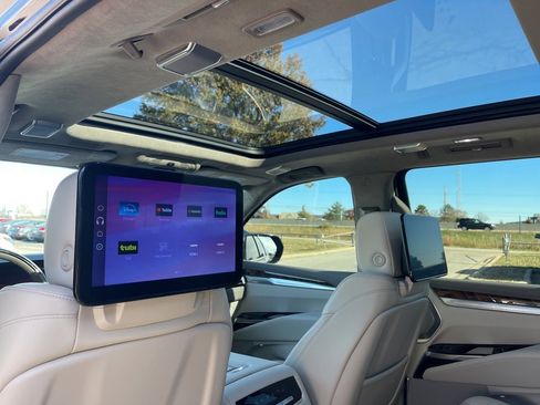 Used 2025 Cadillac Escalade ESV Sport Platinum image 18