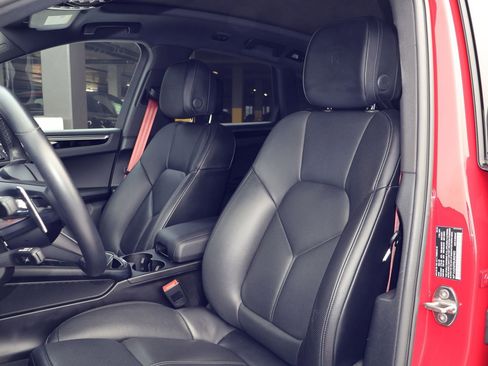 Certified 2025 Porsche Macan image 5