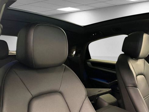 Certified 2025 Porsche Cayenne Coupe image 72