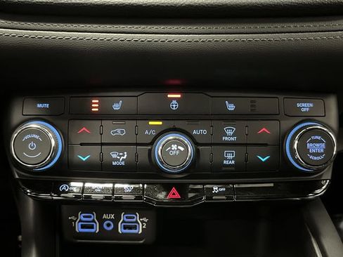 Used 2024 Dodge Durango SXT w/ 3rd Row Seating Group image 18