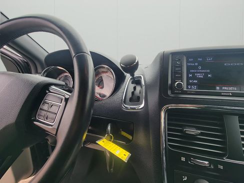 Used 2018 Dodge Grand Caravan SXT image 21