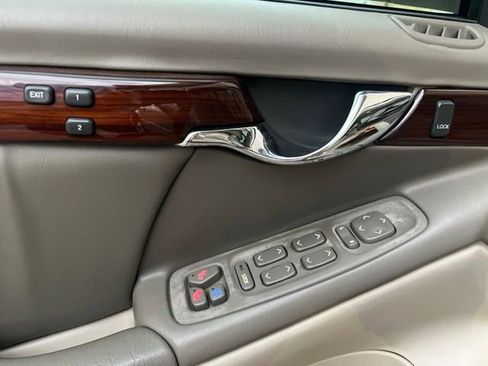 Used 2005 Cadillac De Ville DHS w/ Equipment Group FWD image 11