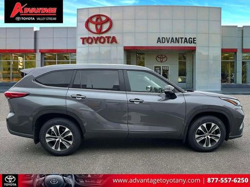 Used 2023 Toyota Highlander XLE AWD/4WD image 5