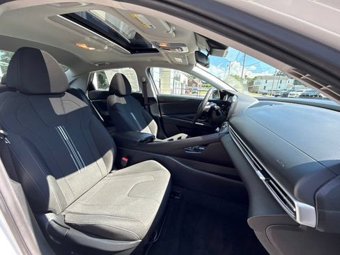 Used 2025 Hyundai Elantra SEL FWD image 34