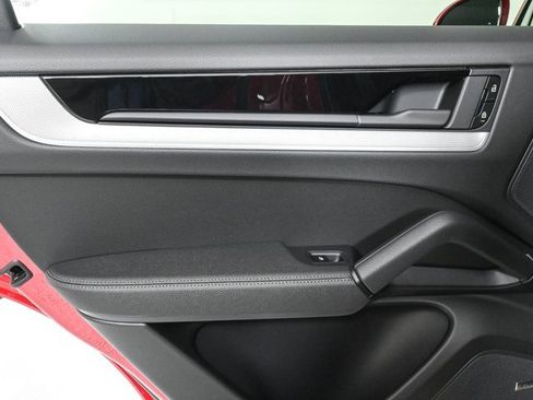 Used 2025 Porsche Cayenne image 30