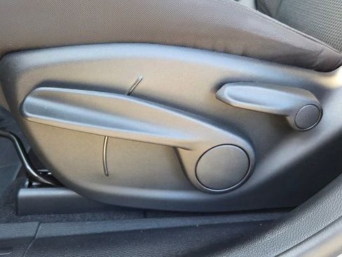 Used 2021 Jeep Cherokee Latitude w/ Mopar Interior Package image 18