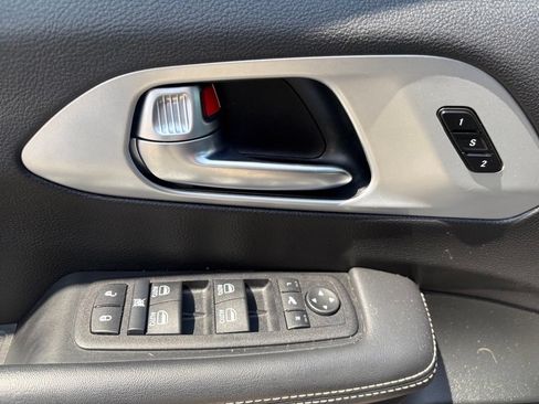 Used 2025 Chrysler Pacifica Limited FWD image 15