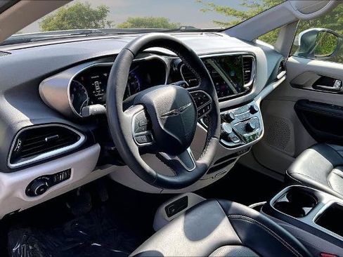 Used 2023 Chrysler Pacifica Touring-L FWD image 13