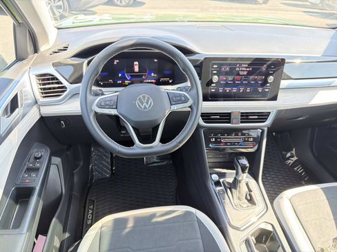 Used 2025 Volkswagen Taos SE w/ Panoramic Sunroof Package FWD image 8