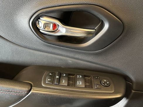 Used 2022 Jeep Cherokee Trailhawk AWD/4WD image 20
