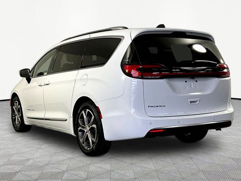 Used 2026 Chrysler Pacifica Pinnacle FWD image 4