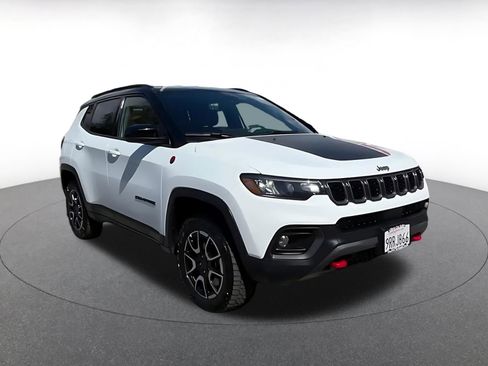 Used 2025 Jeep Compass Trailhawk AWD/4WD image 3