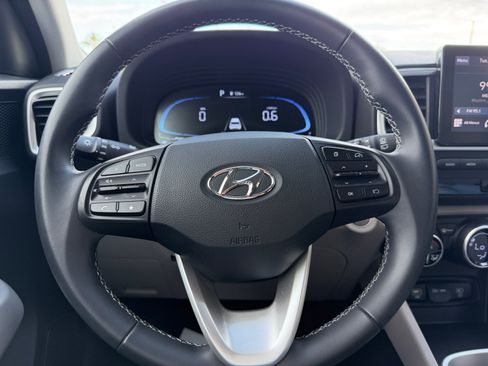 Used 2024 Hyundai Venue SEL FWD image 9