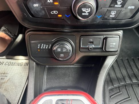 Used 2020 Jeep Renegade Trailhawk w/ Cold Weather Group AWD/4WD image 35