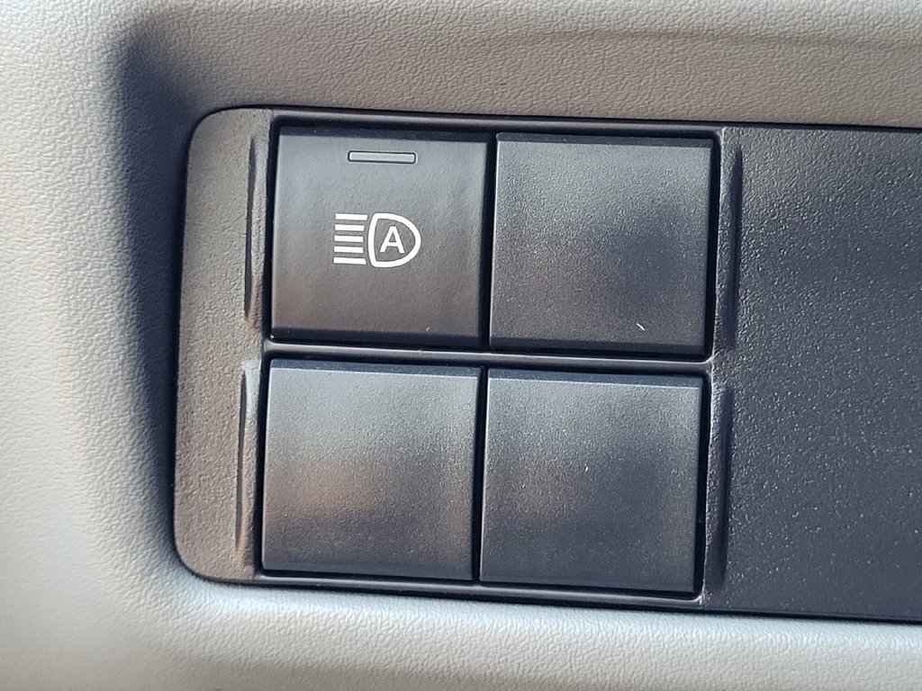 Used 2022 Toyota Highlander L FWD image 12