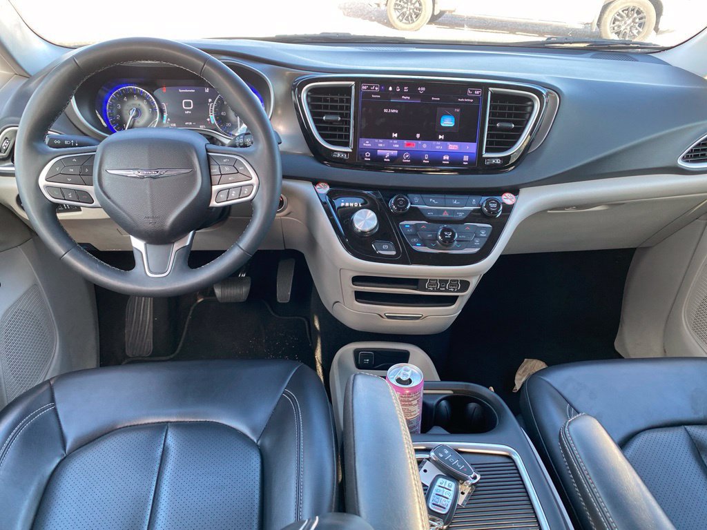 Used 2023 Chrysler Pacifica Touring-L FWD image 9