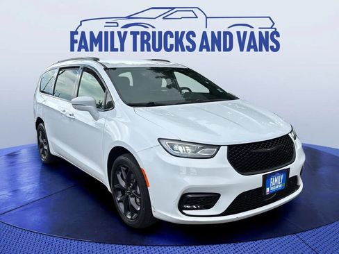 Used 2022 Chrysler Pacifica Touring-L w/ Uconnect Theater Family Group AWD/4WD image 7