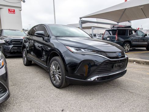 Used 2023 Toyota Venza Limited image 6