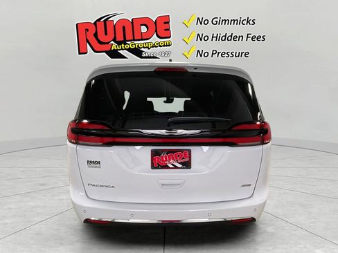 Used 2024 Chrysler Pacifica Touring-L image 4
