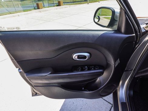 Used 2014 Kia Soul + FWD image 26