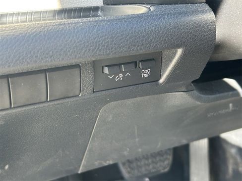 Used 2022 Toyota Sienna Limited image 34