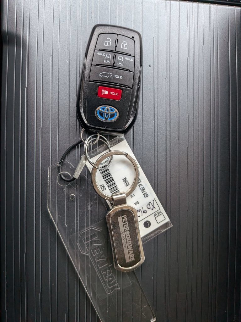 Used 2025 Toyota Sienna XLE w/ XLE Plus Package FWD image 33