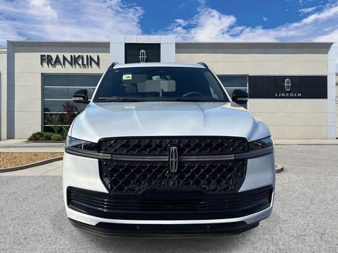 New 2026 Lincoln Navigator Reserve w/ Jet Appearance Package AWD/4WD image 2