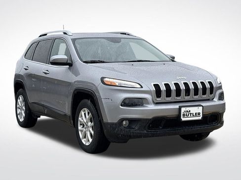 Used 2018 Jeep Cherokee Latitude w/ Cold Weather Group image 11