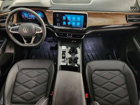 Used 2024 Volkswagen Atlas SE w/ Black Wheel Package image 4