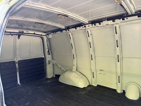 Used 2018 Chevrolet Express 2500 w/ Chrome Appearance Package RWD image 12