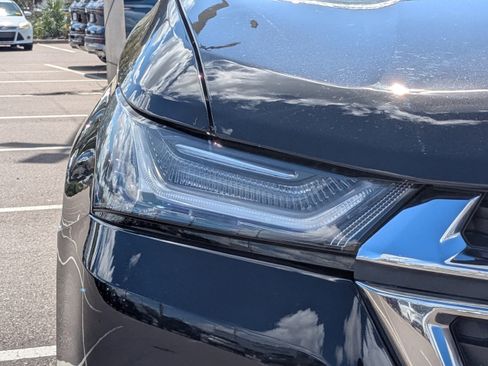 Used 2023 Chevrolet Traverse LT image 9