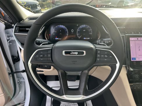 New 2025 Jeep Grand Cherokee Limited w/ Black Appearance Package image 40