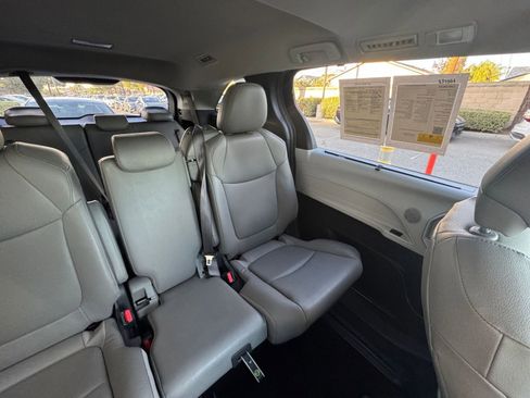 Used 2025 Toyota Sienna XLE image 40