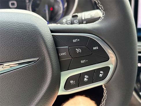 New 2025 Chrysler Pacifica Select image 18