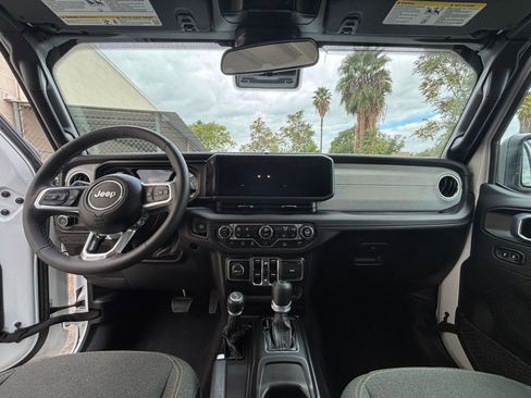 Used 2025 Jeep Wrangler Sahara image 33