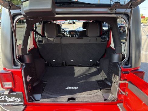 Used 2017 Jeep Wrangler Unlimited Sahara w/ Connectivity Group AWD/4WD image 6